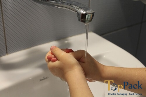 Nên rửa tay bằng cồn khô hay bằng xà phòng sẽ tốt hơn